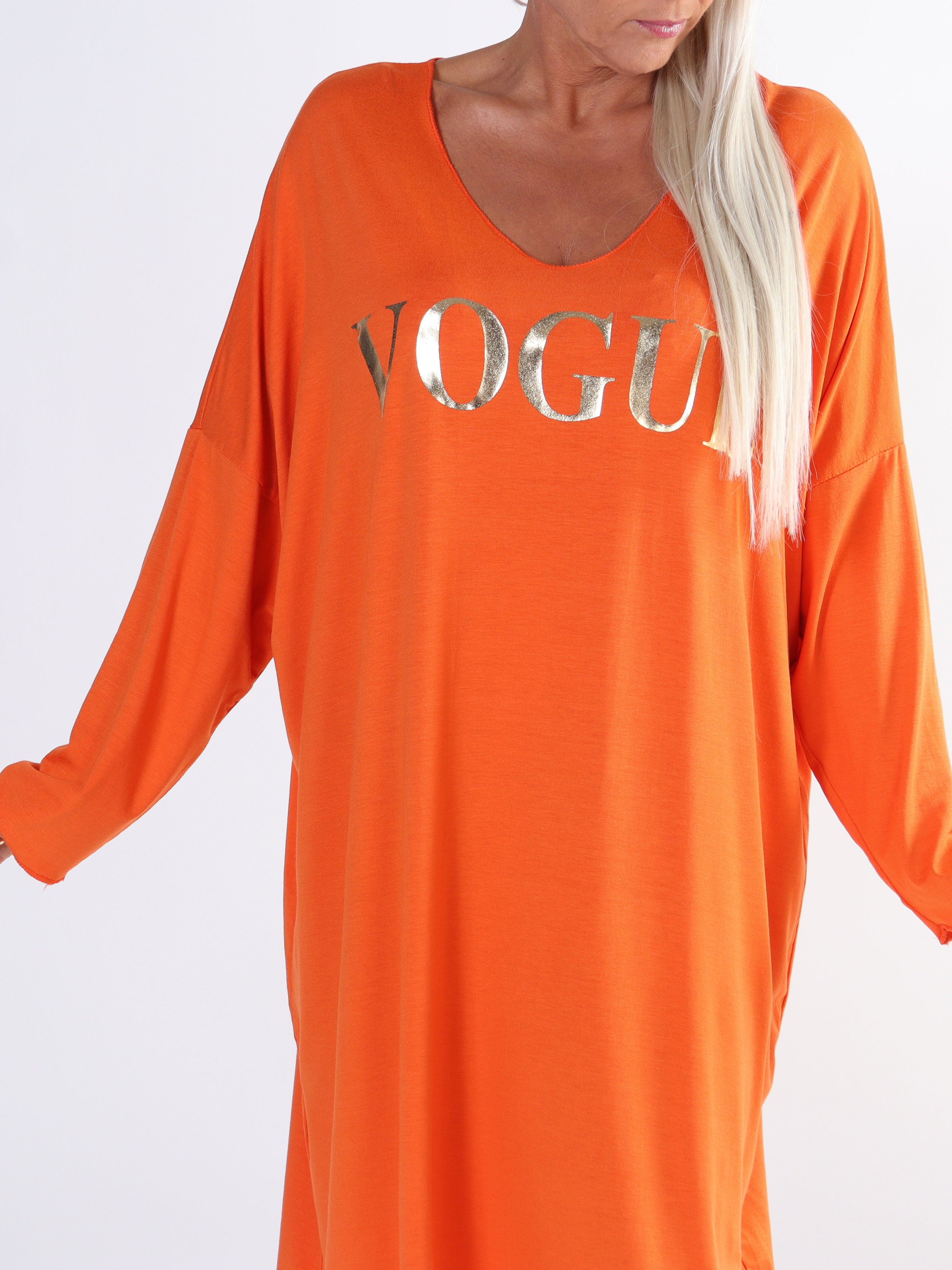 Vogue Long Sleeve - Langærmet plus size kjole i viskose med guld skrift